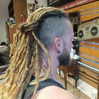 Az oldalt felnyírt fiús dreadlock 3 ismérve